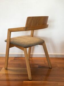 カンチレバー構造の椅子