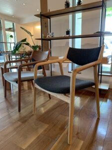ゆったりくつろげるサイズの宮崎椅子製作所PePeﾗｳﾝｼﾞ